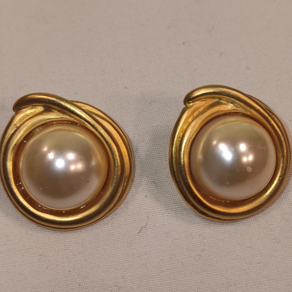 Women's faux pearl earrings - Picture 1 of 3